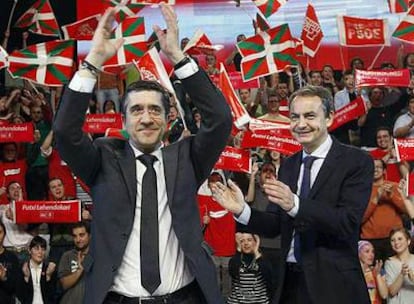 José Luis Rodríguez Zapatero y el candidato a <i>lehendakari</i>, Patxi López, en un mitin en Bilbao durante la pasada campaña electoral.