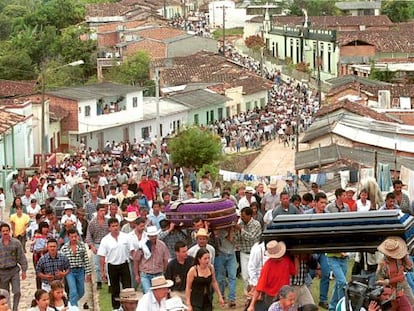 Funeral de 20 granjeros asesinados por paramilitares en 1999 en Yolombo.