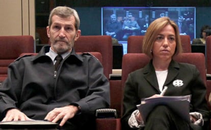 La ministra de Defensa, Carme Chacón, acompañada del Jefe de Estado Mayor de la Defensa (JEMAD), general José Julio Rodríguez durante la primera videoconferencia que mantuvo con los mandos de las unidades españolas que participan en la coalición internacional abierta en Libia.