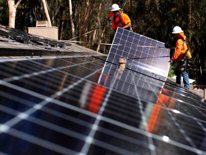 Empleados instalando paneles solares en un rancho en California