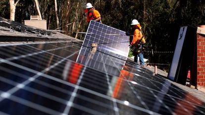 Empleados instalando paneles solares en un rancho en California