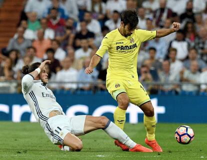 Gareth Bale y Manu Trigueros disputan el balón. 