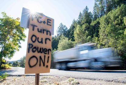 Un cartel reclama que vuelva la luz en Calistoga, California, el 10 de octubre.