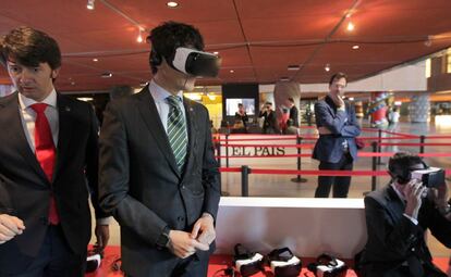 El diputado general de Bizkaia, Unai Rementeria, usando las gafas de realidad virtual en la exposición de los 40 años de EL PAÍS.