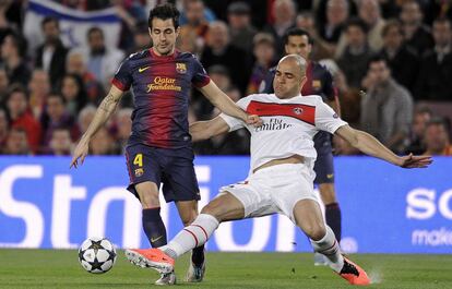 Cesc protege el balón ante Alex.