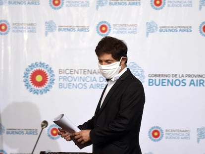 El gobernador de Buenos Aires, Axel Kicillof, se prepara para una rueda de prensa en ciudad de La Plata, el 20 de abril pasado.