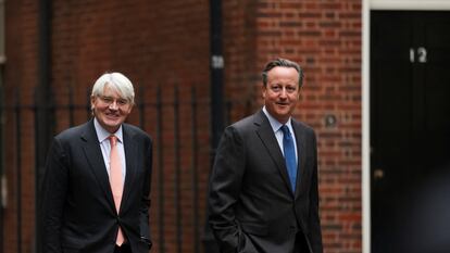 El ministro de Exteriores británico, David Cameron (derecha), y el titular de Desarrollo, Andrew Mitchell, a la entrada de Downing Street, este martes en Londres.