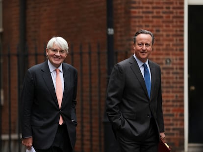 El ministro de Exteriores británico, David Cameron (derecha), y el titular de Desarrollo, Andrew Mitchell, a la entrada de Downing Street, este martes en Londres.