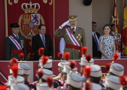 El Rey, acompañado por la reina Letizia, ha presidido en Guadalajara el acto central del Día de las Fuerzas Armadas, que ha contado con un desfile y homenaje a los fallecidos en acto de servicio, y al que han asistido por primera vez la ministra de Defensa, María Dolores de Cospedal, y la nueva cúpula militar.