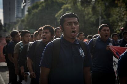 Estudiantes de la escuela Normal Rural Raúl Isidro Burgos de Ayotzinapa, en la que estudiaban los 43 jóvenes desaparecidos, acuden a la marcha de este 12 de octubre.