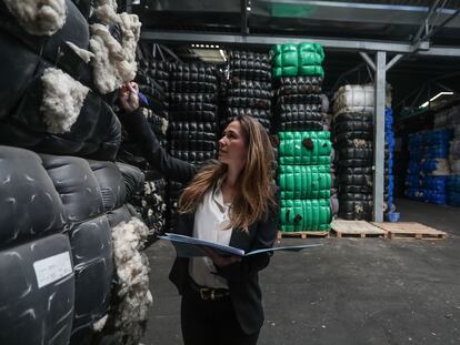 Almacén de la  empresa Carmiel Wool en Fuenlabrada (Madrid), especializada en la venta de lana natural, con 700 toneladas acumuladas.