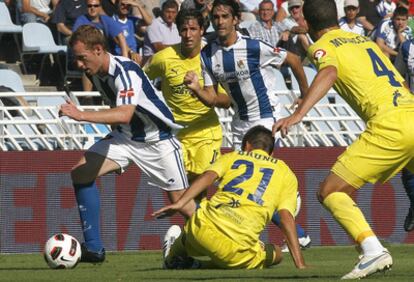 David Zurutuza escapa con el balón en presencia de varios defensas del Villarreal.