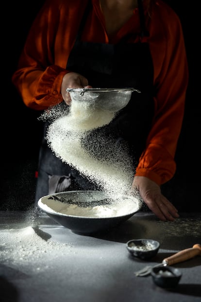 'Remolino de Harina' forma parte de la serie 'Perfectamente Imperfecto', donde se captura el proceso de horneado de pan de masa madre incorporando el simbolismo del símbolo japonés Ensō (círculo imperfecto).