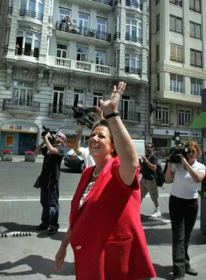 Rita Barberá saluda a vecinos de Valencia después de votar.