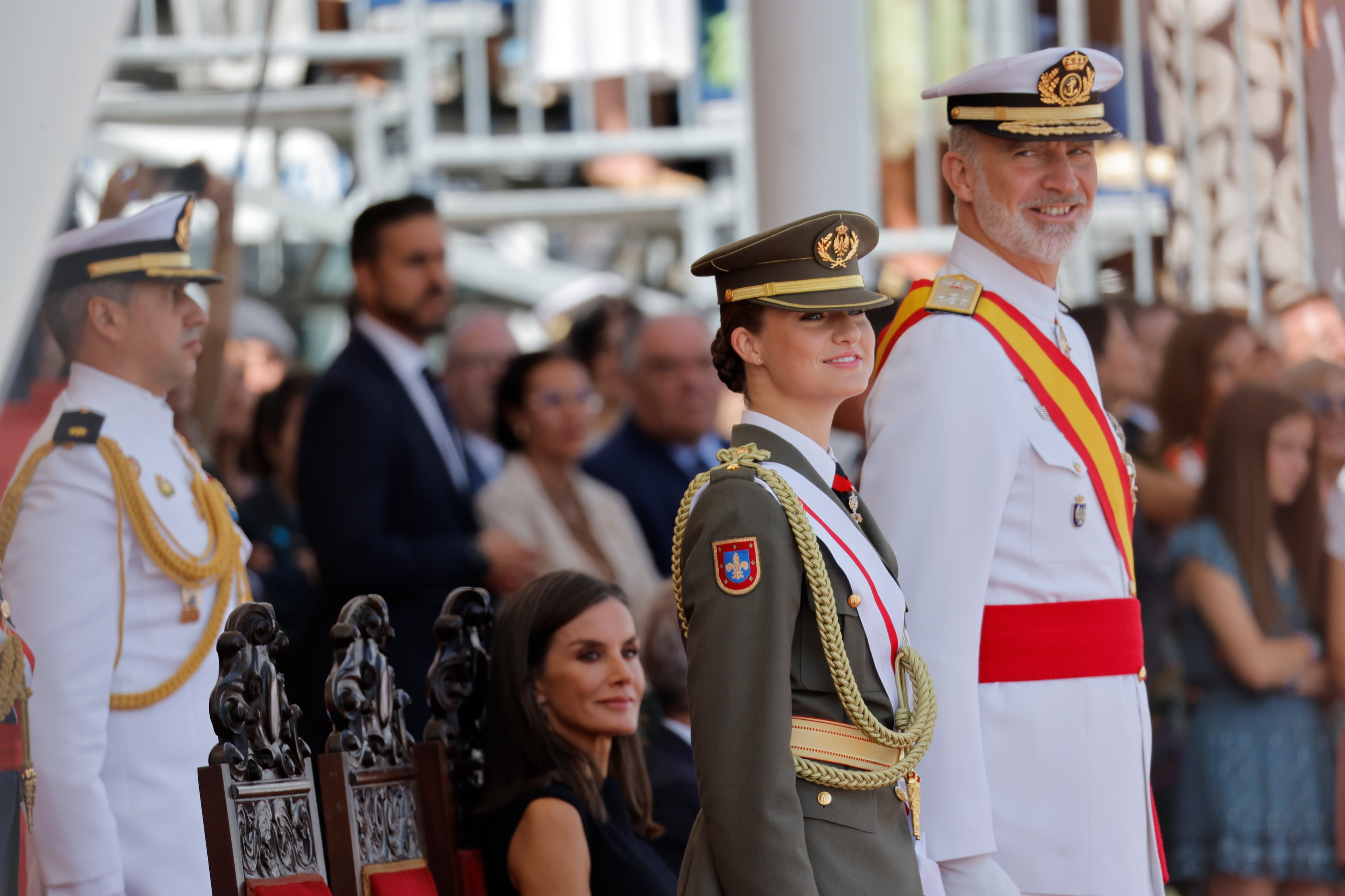 La princesa Leonor entrega junto a los Reyes los despachos de la Armada en Marín antes de ingresar en la Escuela Naval 