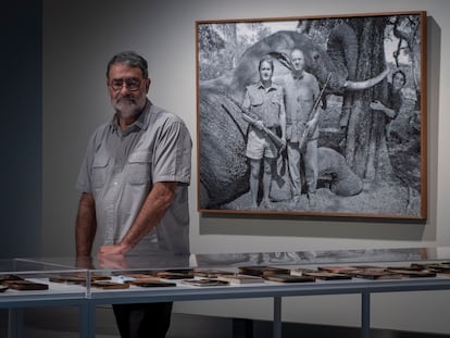 Joan Fontcuberta, junto a la obra 'Botsuana Safari', de 2015, que puede verse en la exposición 'Monstruos' en Can Framis, Barcelona.