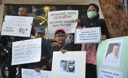 Periodistas indonesios protestan enfrente de la embajada de Arabia Saudí en Yakarta por la muerte de Khashoggi, en octubre de 2018.