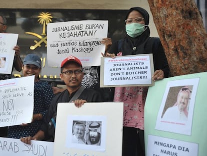 Periodistas indonesios protestan enfrente de la embajada de Arabia Saudí en Yakarta por la muerte de Khashoggi, en octubre de 2018.