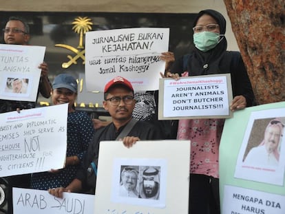 Periodistas indonesios protestan enfrente de la embajada de Arabia Saudí en Yakarta por la muerte de Khashoggi, en octubre de 2018.