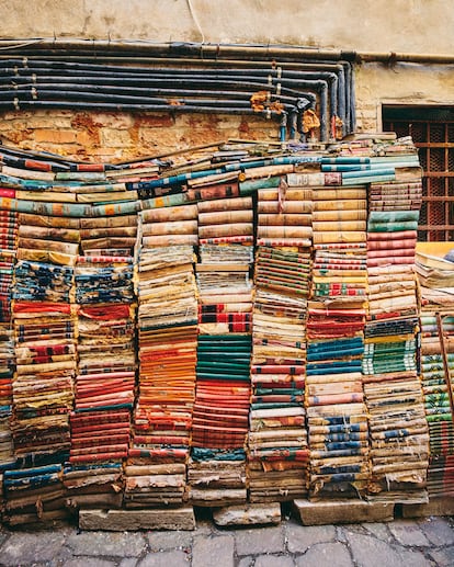 Pilas de libros dañados por las inundaciones pertenecientes a la librería Acqua Alta. 