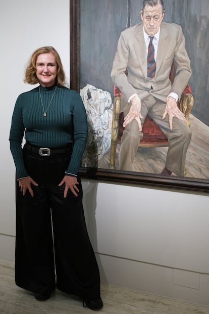 Francesca Thyssen, junto al cuadro de su padre pintado por Lucian Freud que ha donado.