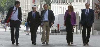 Rubalcaba conversa con el portavoz del PSOE en el Congreso, José Antonio Alonso, camino de la reunión del Grupo Socialista.