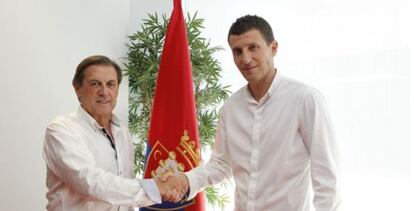 El presidente de Osasuna, Miguel Archanco, saluda a Javi Gracia.