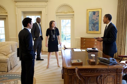 El presidente de EE UU, Barack Obama, bromea con su asistente especial, Eugene Kang, su secretaria personal Katie Johnson y su asistente personal, Reggie Love en el Despacho Oval, en una fotografía tomada en mayo del año pasado (Fotografía: Casa Blanca).