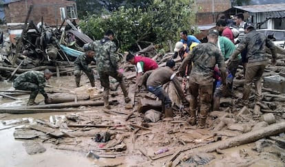 Personal de rescate ayudan a las personas atrapadas entre los escombros, en el municipio de Mocoa (Colombia).