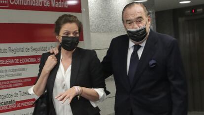 Fernando Fernández Tapias y su esposa, Nuria González, el pasado martes en Madrid a su llegada al juicio en el que el empresario se defendió de la demanda presentada por sus tres hijos mayores.
