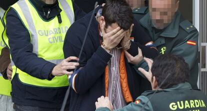 La Guardia Civil traslada al detenido por la muerte del menor en Málaga.
