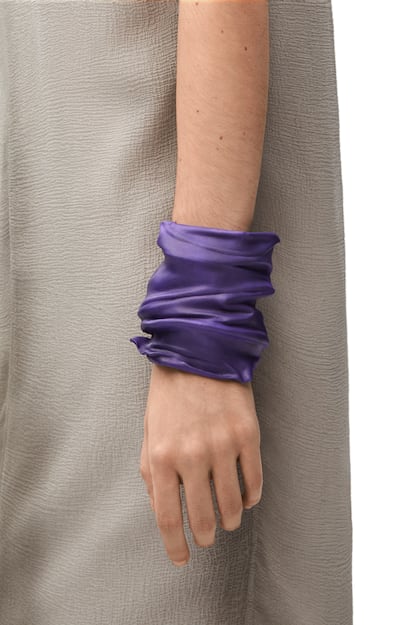 Aunque este brazalete de Loewe parezca estar confeccionado en tela en realidad es una pieza de aluminio, fruto de la colaboración con la artista Lynda Benglis y cuyo diseño se inspira en uno de papel creado por la artista.

Comprar por 9.000 €