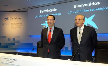 Isidro Fain&eacute;, presidente de Caixabank (a la derecha), y Gonzalo Gortaz&aacute;r, consejero delegado, en la presentaci&oacute;n del Plan Estrat&eacute;gico 2015-2018.