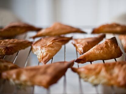 Triángulos de pasta filo rellenos de queso picante