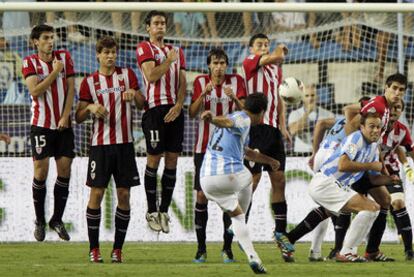 Cazorla ejecuta la falta que supuso el gol del triunfo del Málaga.