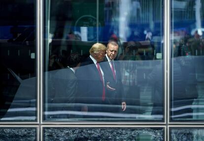 El presidente Donald Trump conversa con presidente turco, Recep Tayyip Erdogan, durante la primera jornada de la cumbre de la OTAN.