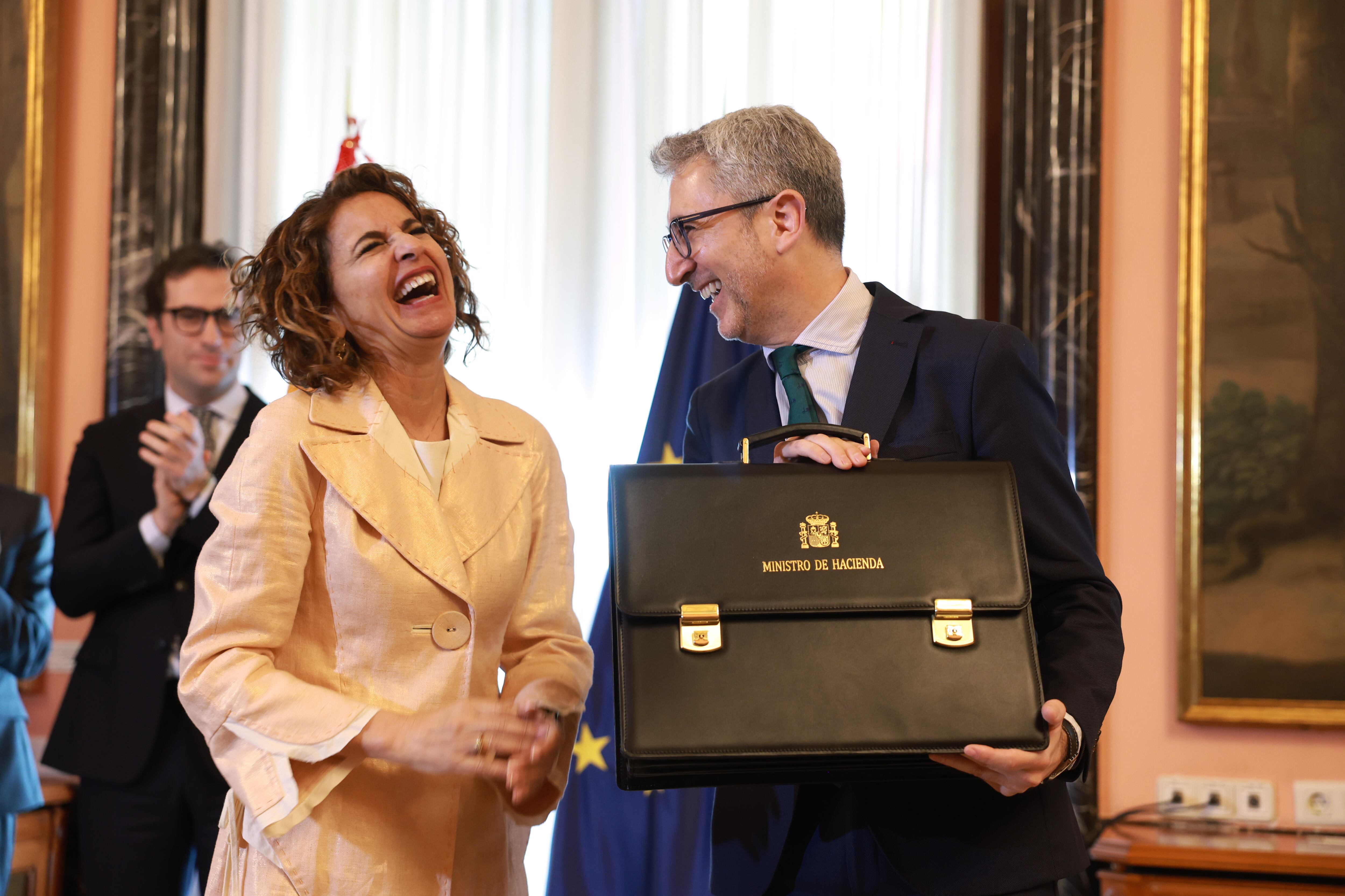 Dvd 1311 (27-02-26). La ex vicepresidenta primera del Gobierno, María Jesus Montero (i) junto al nuevo ministro de Hacienda, Arcadi España (d) durante el traspaso de carteras en un acto oficial celebrado en el Ministerio de Hacienda. 