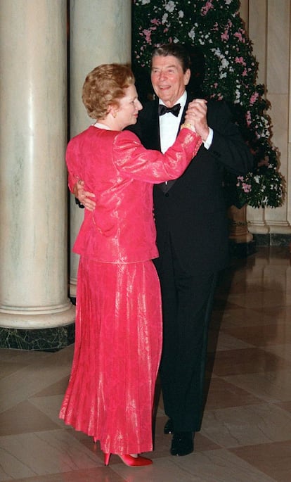 16 de noviembre de 1988, la primera ministra británica Margaret Thatcher baila con el presidente de los EEUU Ronald Reagan durante una cena de Honor en la Casa Blanca (Washington).
