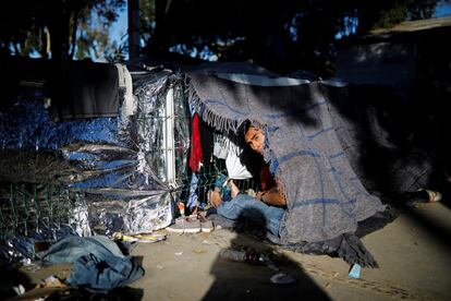 Un migrante, miembro de una de las caravanas procedentes de Centroamérica que intenta llegar a los Estados Unidos, permanece en el interior de una tienda de campaña en un refugio temporal en Tijuana (México).