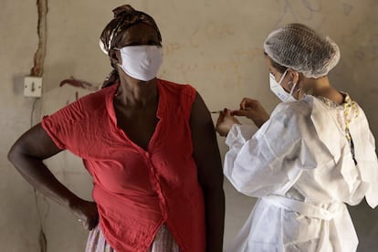 Dainda, de 75 años, recibe su primera dosis de Sinovac durante una campaña de vacunación casa por casa en el quilombo Kalunga Vao de Almas.