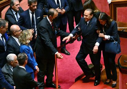 Varias personas ayudaban a Berlusconi durante la primera sesión del Senado, este jueves en Roma.