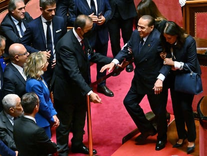 Varias personas ayudaban a Berlusconi durante la primera sesión del Senado, este jueves en Roma.