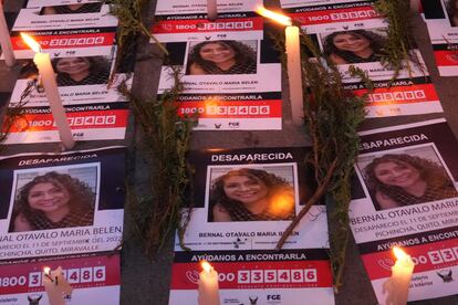Carteles con la fotografía de María Belén Bernal que fueron colocados frente al Comando General en Quito, durante una protesta el 21 de septiembre.