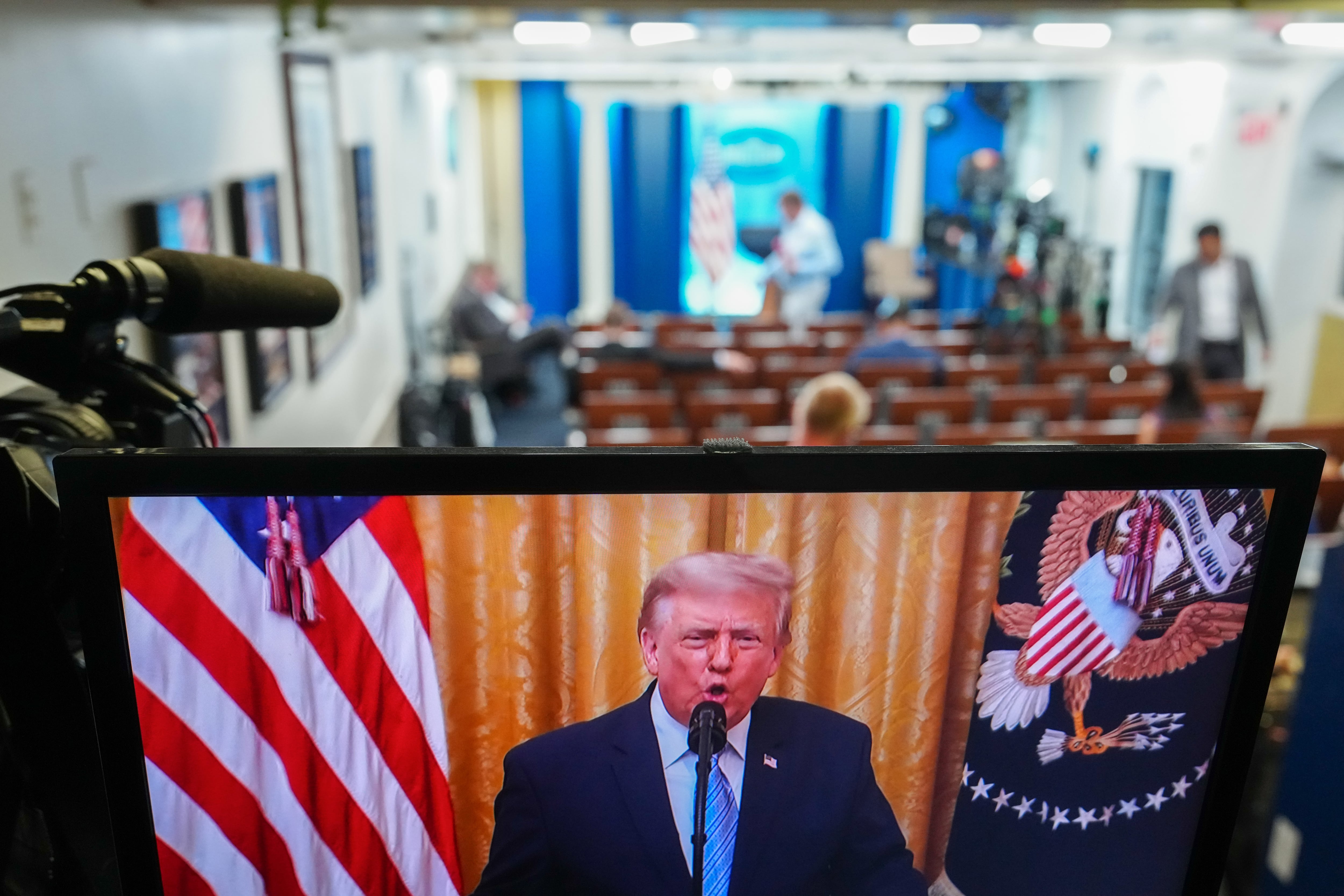 Las cadenas que se negaron a emitir el discurso de Trump se enfrentan a las represalias del Gobierno