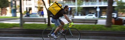 Un repartidor de Glovo por las calles de Barcelona. 