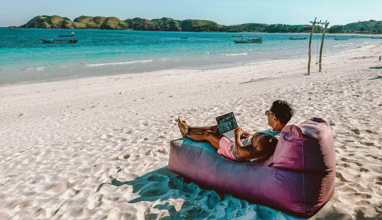 Hombre trabajando en la playa