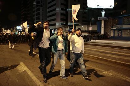 Simpatizantes de Guillermo Lasso gritam palavras de ordem perto da sede central do Conselho Nacional Eleitoral (CNE), em Quito.