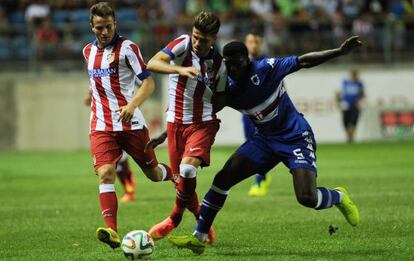 El defensa del Atlético Hector con Duncan de la Sampdoria. 