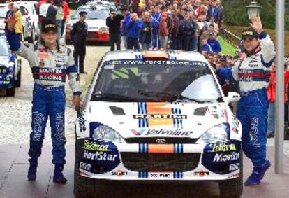 Moya y Sainz, junto a su coche al finalizar la carrera.