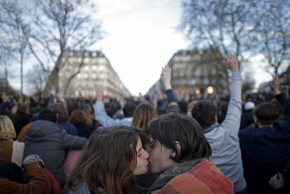 Um casal se beija durante uma concentração na praça da República de Paris (França), e, 12 de abril de 2016.